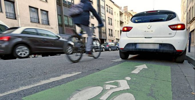 stationnement piste cyclable 682x351